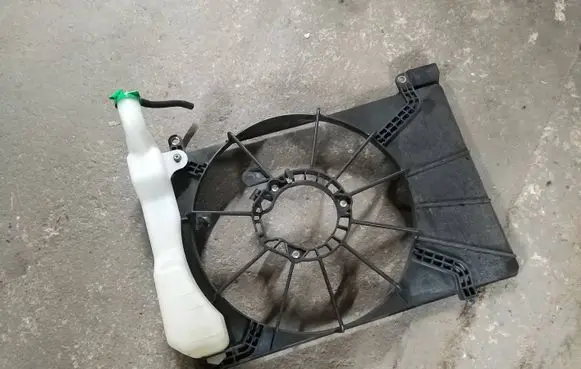 Suzuki Swift III Radiator cooling fan shroud K10C