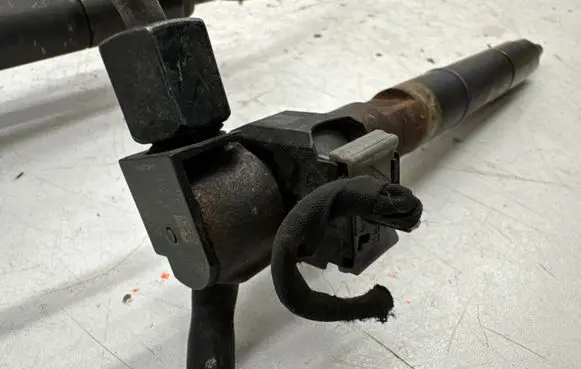 Hyundai ix20 Fuel injector 338002A760