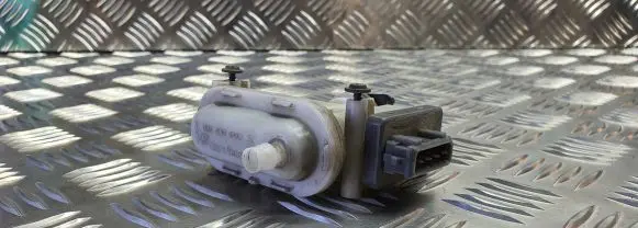 Volkswagen PASSAT B4 Central locking vacuum pump 3A0862153B