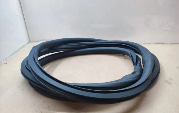 Opel Zafira C Front door rubber seal 