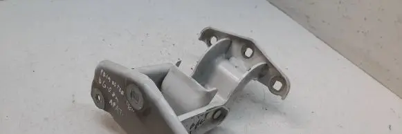Nissan Primastar Loading door lower hinge 527428A