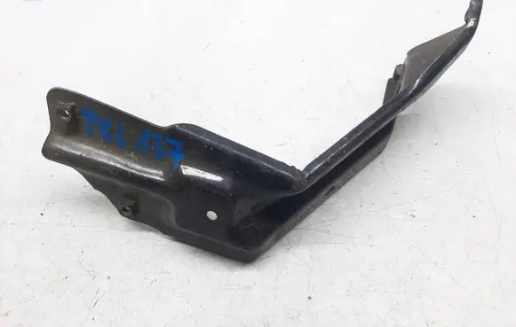 Seat Leon (1P) Fender mounting bracket 1P0821136