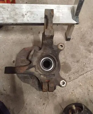 Suzuki Forenza Front wheel hub 