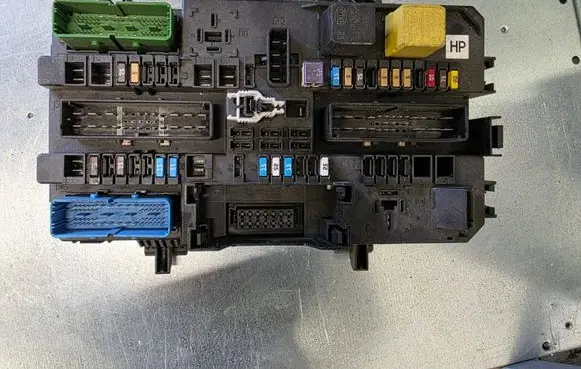 Opel Astra H Fuse module 13220830 5DK00866963