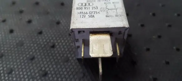 Volkswagen PASSAT B5 Other relay 8D0951253