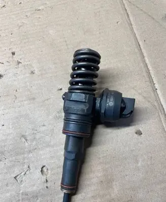 Volkswagen PASSAT B5.5 Fuel injector 038130073AL