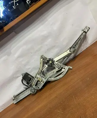 Mercedes-Benz E W124 Rear door window regulator with motor 0130821138 D3585