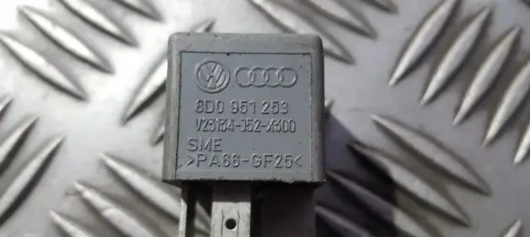 Volkswagen PASSAT B5.5 Other relay 8d0951253 v23134-j52-x300