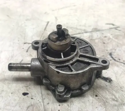 Mercedes-Benz E W211 Vacuum pump A6462300465 LA1231052