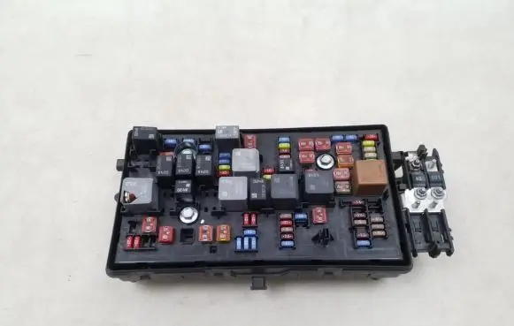 Opel Insignia A Fuse module 13222782