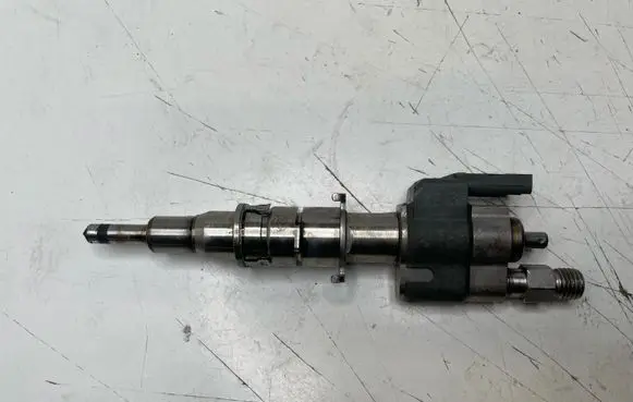 BMW 3 E92 E93 Fuel injector 7589048