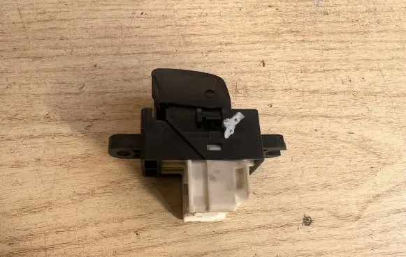 Nissan Almera N16 Electric window control switch