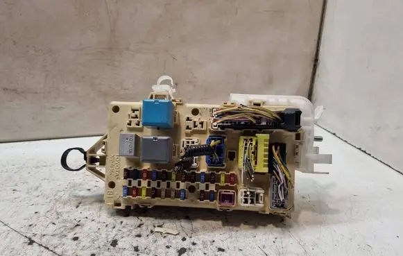 Toyota Corolla Verso AR10 Fuse module 892210F010 706169