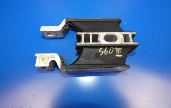 Volvo S60 Engine mount bracket 31330594 532E37