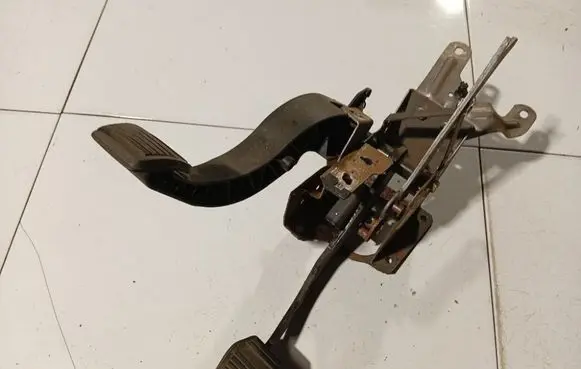 Ford Mondeo Mk III Clutch pedal 