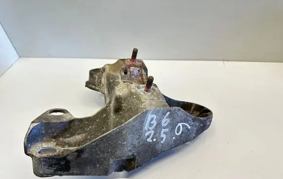 Audi A4 S4 B6 8E 8H Engine mounting bracket 8E0199351