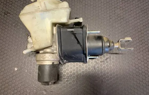 Mercedes-Benz E W211 Master brake cylinder A2114300302 0204251302