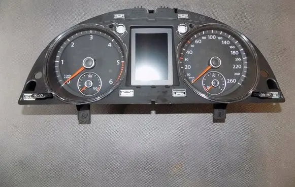Volkswagen PASSAT B7 Speedometer (instrument cluster) 3AA920870J