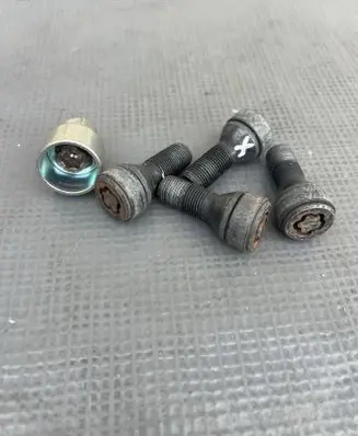 BMW X5 G05 Anti-theft wheel nuts and lock