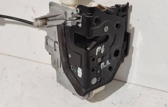 Volkswagen PASSAT B6 Front door lock 3C1837015A