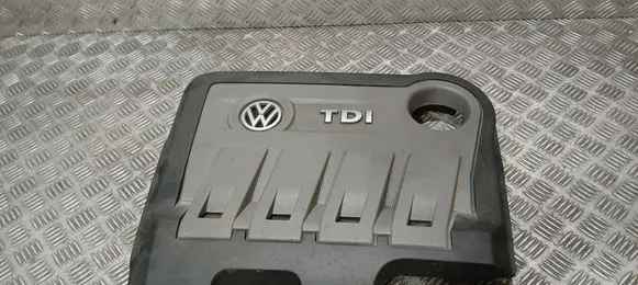 Volkswagen PASSAT B7 Engine cover (trim)