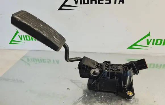 Accelerator throttle pedal