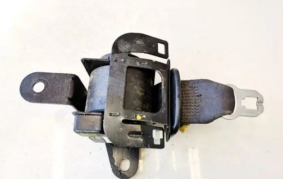 Middle seatbelt (rear)