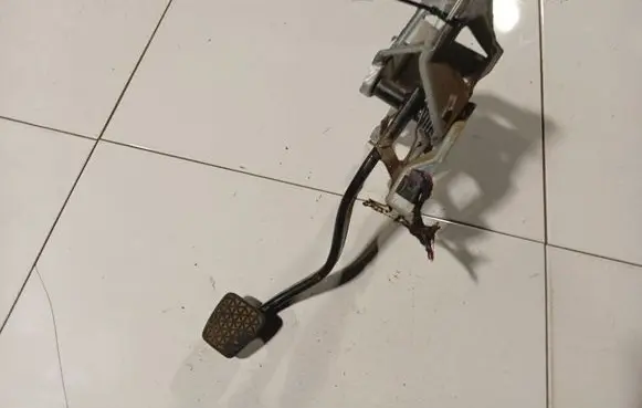 Opel Astra H Brake pedal