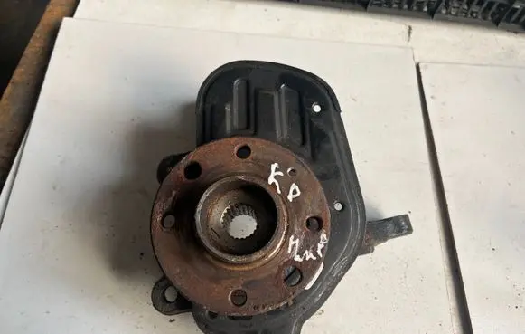 Opel Meriva A Front wheel hub spindle knuckle 93328737