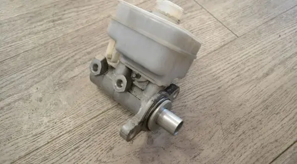 Brake fluid reservoir