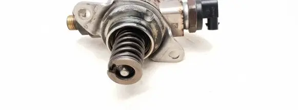 Audi A5 8T 8F Fuel injection high pressure pump 06J127025E