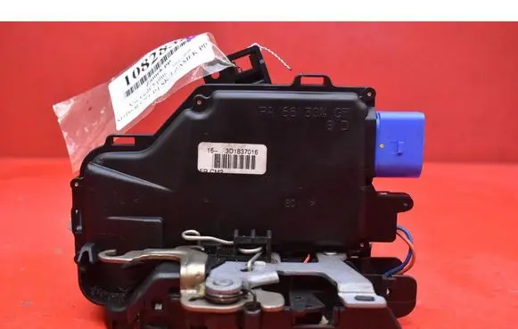 Volkswagen Golf IV Front door lock 3D1837016