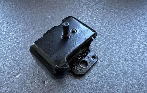 Nissan Patrol Y60 Engine mount bracket 1122001J02
