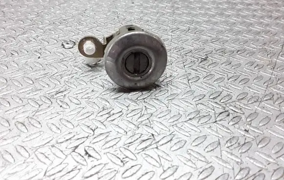 Suzuki Grand Vitara I Front door lock (next to the handle) 