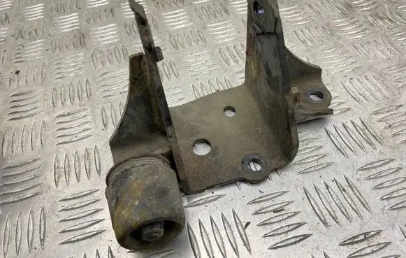 Toyota Verso Engine mounting bracket