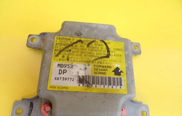 Mitsubishi Colt Airbag control unit/module X6T39772