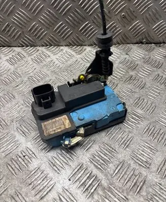 Volvo V70 Front door lock 8650546
