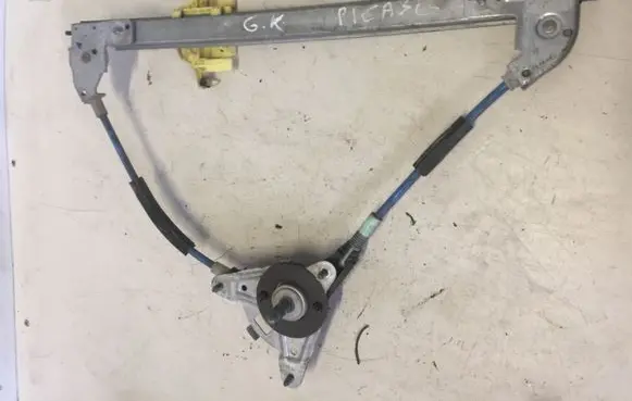 Rear door manual window regulator