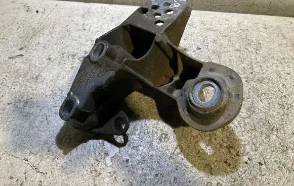 Volkswagen PASSAT B5 Engine mounting bracket 4B0199351B