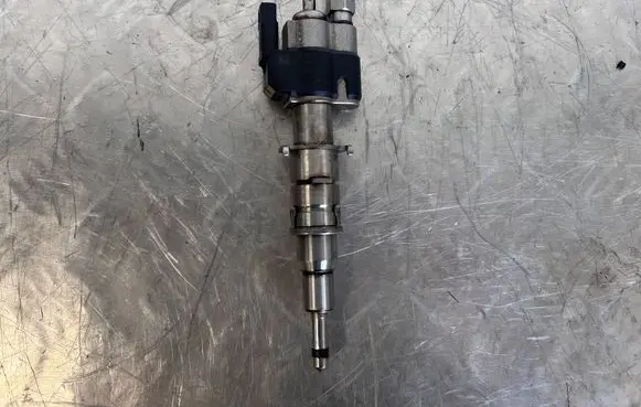 BMW X5M E70 Fuel injector 7585261