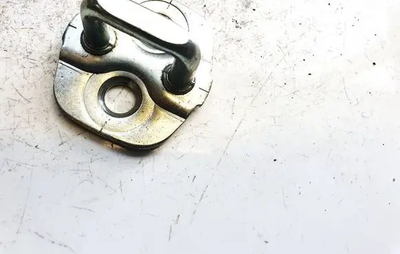 Nissan Leaf I (ZE0) Rear door lock loop/hook striker 