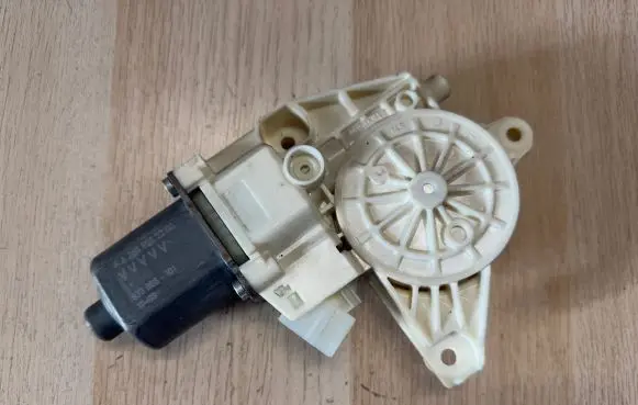 Mercedes-Benz GLA W156 Front door window regulator motor A2469065100