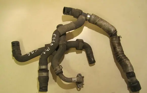 Volkswagen Polo V 6R Engine coolant pipe/hose 04B121064