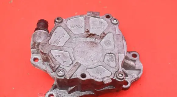 Volkswagen PASSAT CC Vacuum pump 03L145100F