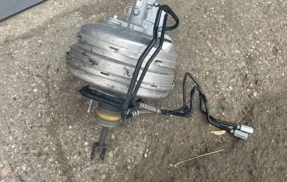 BMW 5 F10 F11 Brake booster 32482815