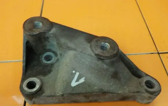 Opel Corsa D Engine mounting bracket 13131151 2S1