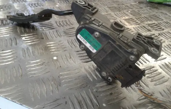 Renault Laguna II Accelerator throttle pedal 8200003393