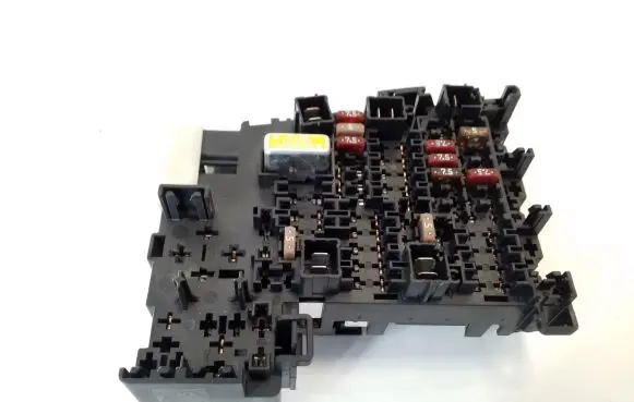 Volkswagen PASSAT B8 Fuse module 5Q0937615C