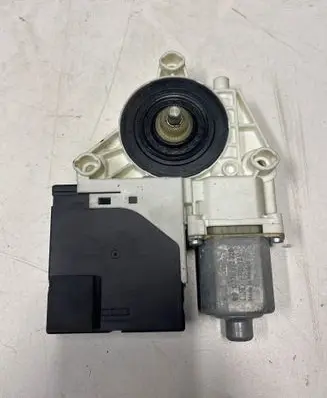 Volkswagen PASSAT B7 Front door window regulator motor 0130822229