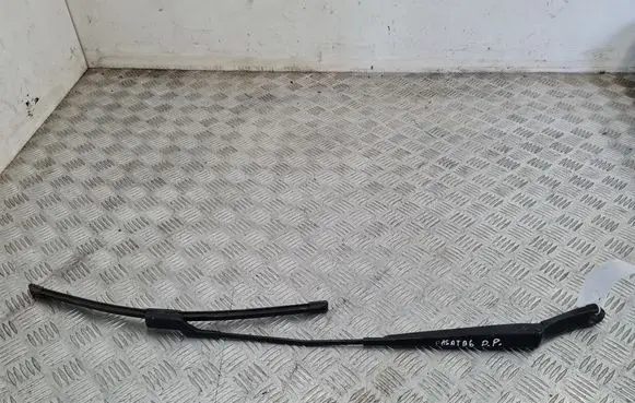 Volkswagen PASSAT B6 Front wiper blade arm